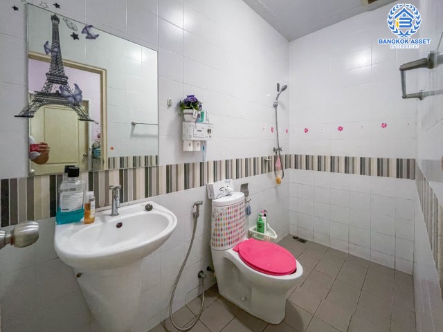 *****ทาวน์เฮ้าส์มือสองย่านนนทบุรี ม.นนท์ณิชา บางใหญ่ บนเนื้อที่มาถึง 21 ตร.ว. ฟังก์ชัน 3 ห้องนอน 2 ห้องน้ำ 1 ที่จอดรถ แถมฟรี! 2 เครื่องปรับอากาศ สภาพดี พร้อมอยู่ เชื่อมต่อถ.กาญจนาภิเษก เดินทางสะดวก ใกล้รถไฟฟ้าสายสีม่วง "สถานีตลาดบางใหญ่" และทางด่วน "ศรีรัช" ราคาสุดคุ้ม!